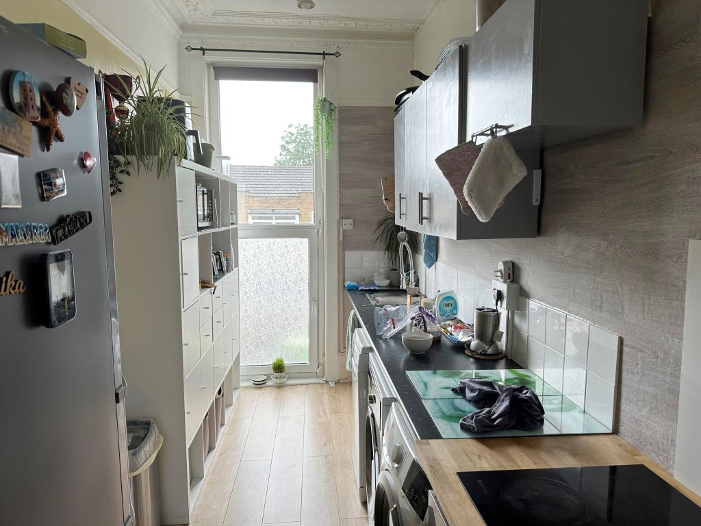 Lot: 105 - BLOCK OF FIVE FLATS FOR INVESTMENT - First Floor Flat Kitchen